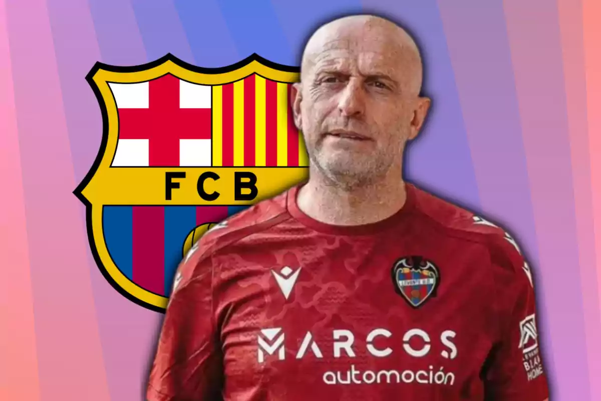 Julián Calero, entrenador del Levante, y el escudo del Barça