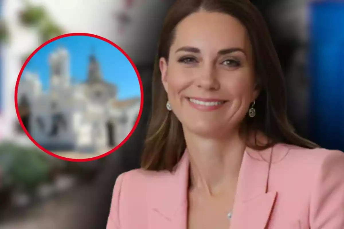 Mujer sonriente con saco rosa y fondo desenfocado que incluye un círculo con una imagen borrosa de un edificio blanco
