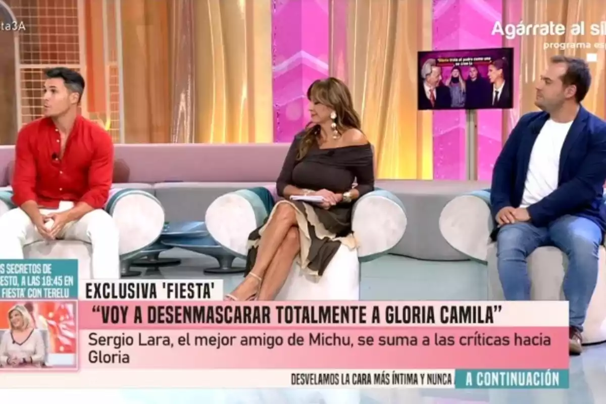 Kiko Jiménez, Mónika Vergara y Saúl Ortíz sentados en un sofá del plató de 'Fiesta' Kiko Jiménez, Mónika Vergara y Saúl Ortíz sentados en un sofá del plató de 'Fiesta'