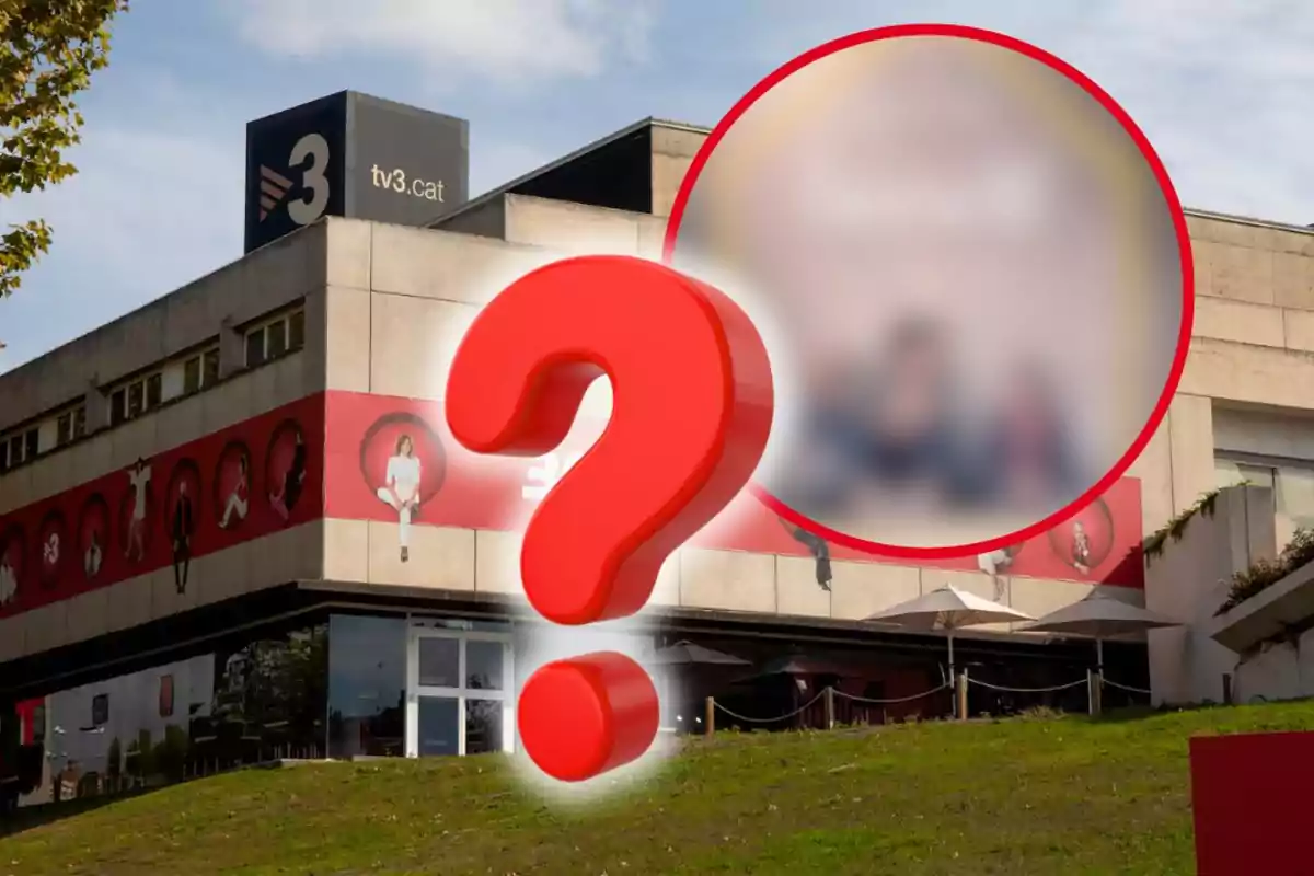 Edifici de TV3 amb un gran signe d’interrogació vermell i una secció ampliada i desenfocada a la part superior dreta