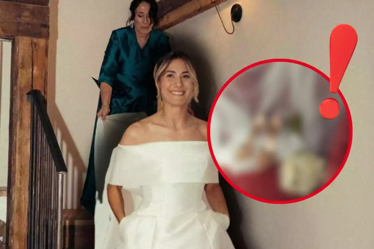 Una novia sonriente con vestido blanco baja las escaleras acompañada por una mujer con vestido verde mientras un círculo rojo con signo de exclamación resalta una parte borrosa de la imagen.