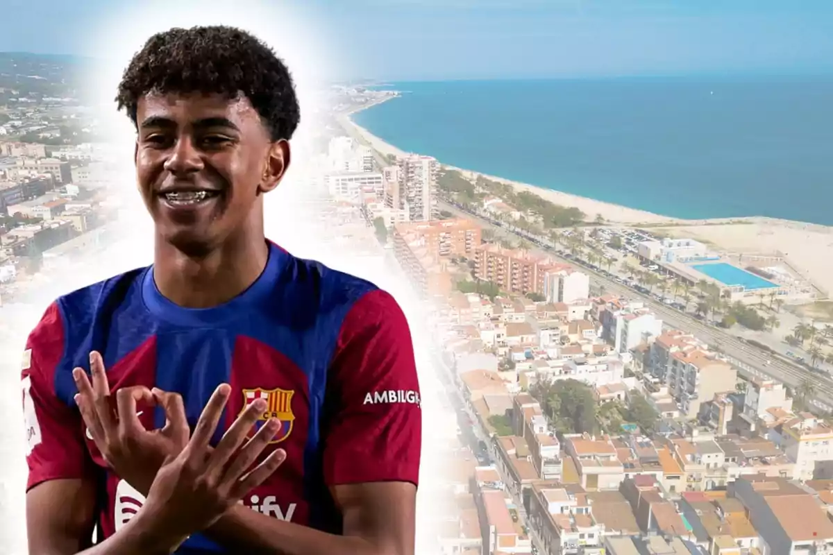 Jove futbolista amb l’uniforme del Barcelona somriu i fa un gest amb les mans davant d’una vista aèria d’una ciutat costanera