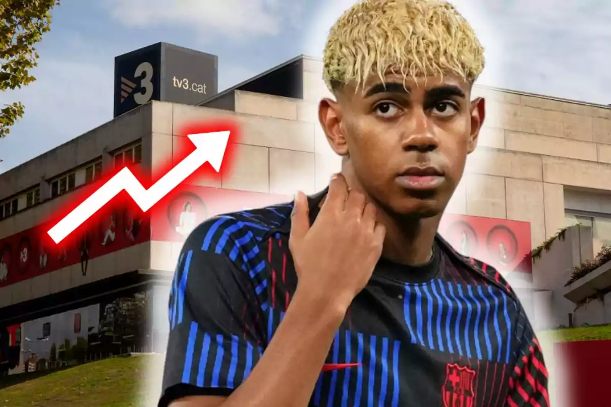 Jove futbolista amb samarreta del Barcelona davant d’un edifici de TV3 i una fletxa vermella ascendent destacada