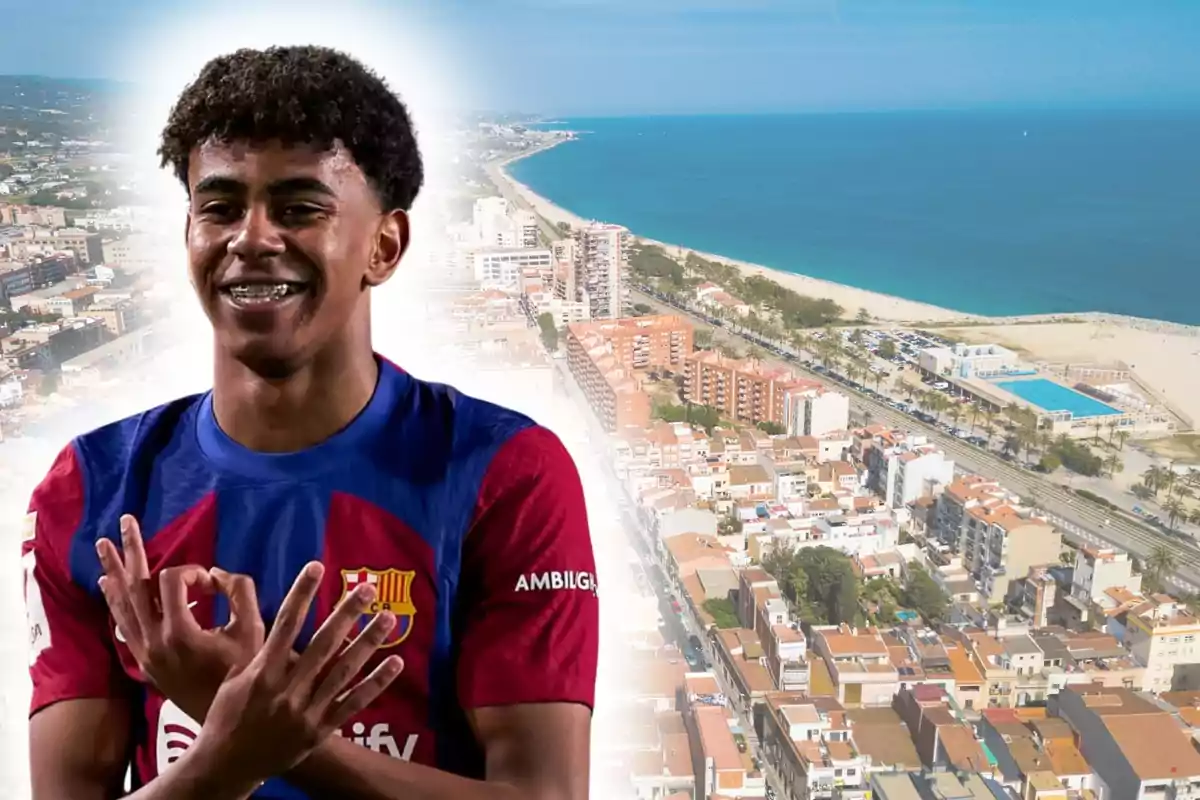 Jove futbolista amb l’uniforme del Barcelona somriu i fa un gest amb les mans davant d’una vista aèria d’una ciutat costanera amb platja i edificis Jove futbolista amb l’uniforme del Barcelona somriu i fa un gest amb les mans davant d’una vista aèria d’una ciutat costanera amb platja i edificis