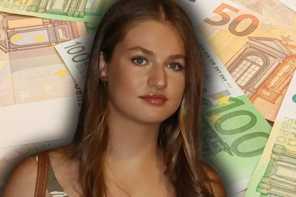 Joven de cabello largo y rubio posando frente a billetes de euro de diferentes denominaciones