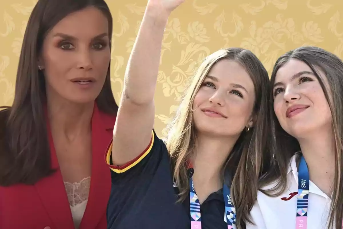 Tres mujeres jóvenes posan sonrientes frente a un fondo decorativo, una de ellas parece estar tomando una selfie mientras las otras dos miran hacia arriba