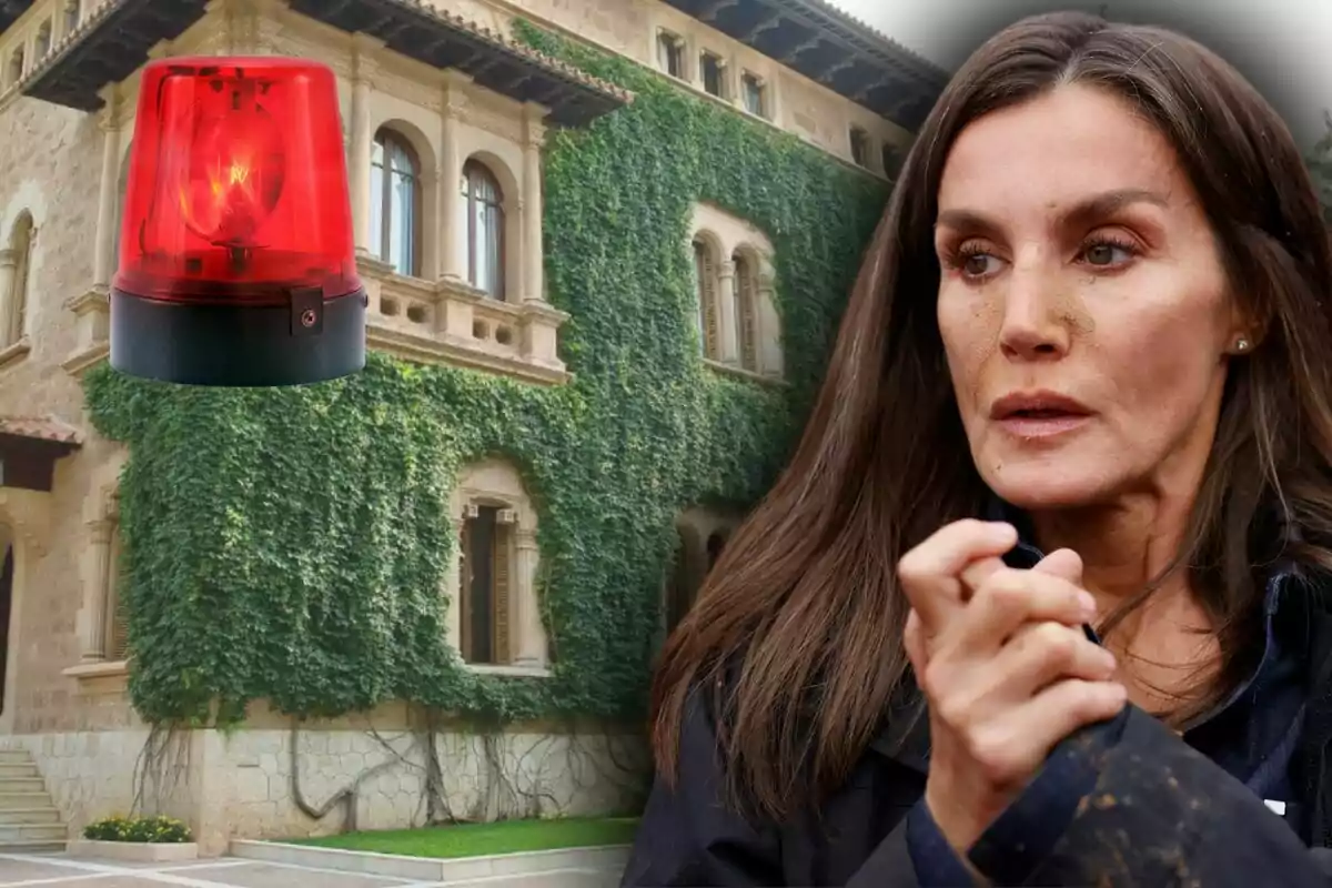 Mujer con expresión seria en primer plano frente a un edificio cubierto de hiedra y una sirena de emergencia roja en la esquina superior izquierda