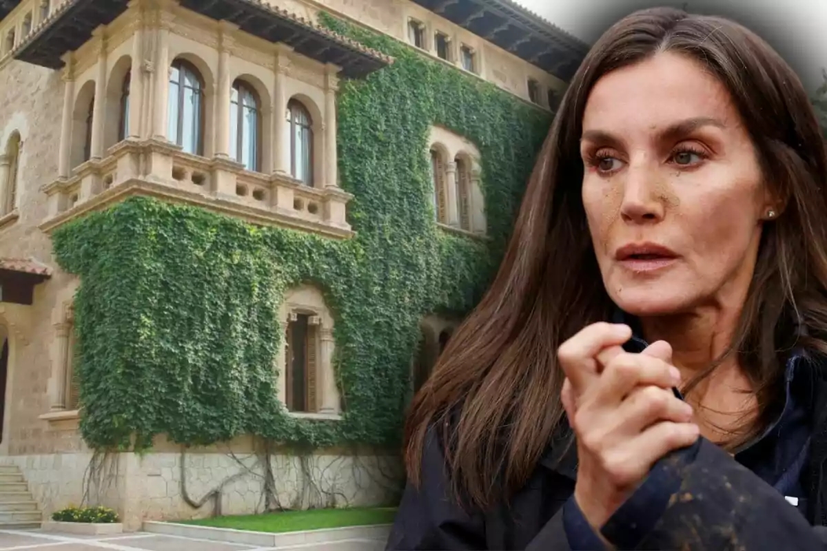 Dona de cabells llargs i expressió seriosa en primer pla amb un edifici antic cobert d’heura al fons Dona de cabells llargs i expressió seriosa en primer pla amb un edifici antic cobert d’heura al fons