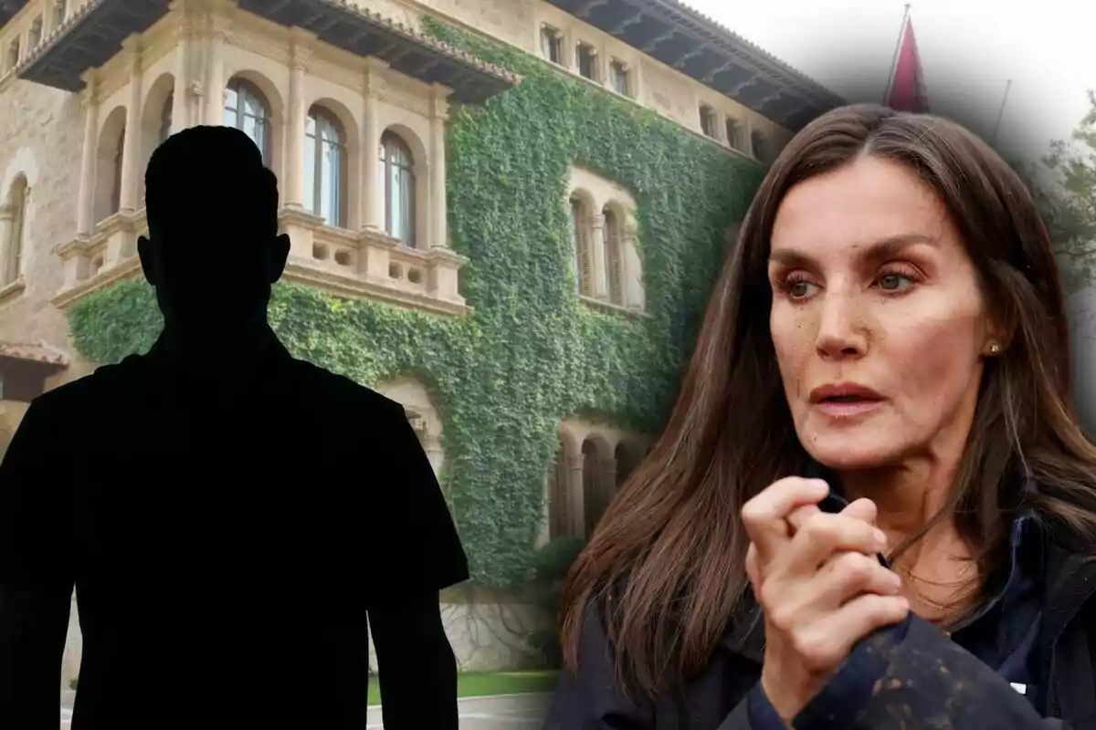 Dona de cabell llarg amb expressió seriosa al costat de la silueta fosca d’una persona davant d’un edifici cobert d’heura