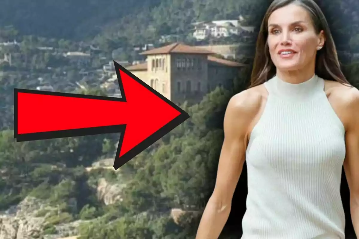 Mujer de cabello largo y vestido sin mangas junto a una flecha roja que señala una casa grande en una zona montañosa