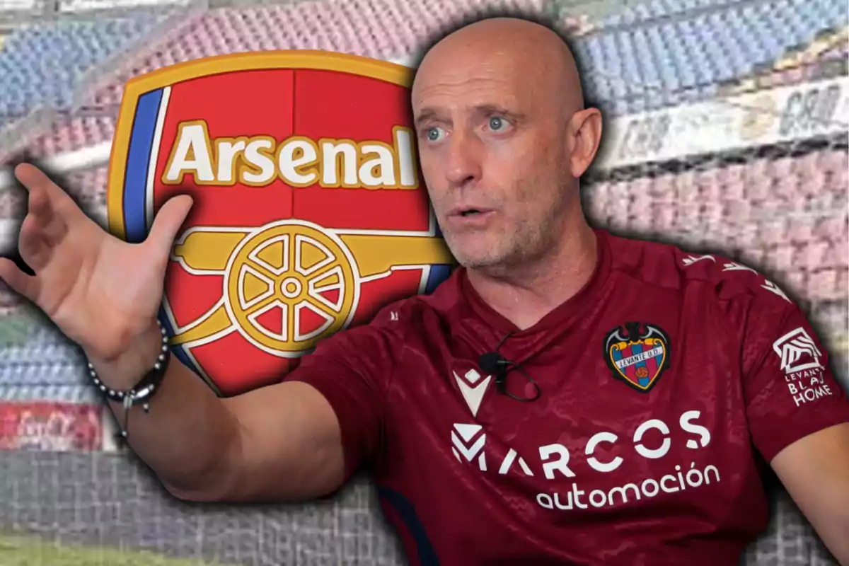 Julián Calero y el escudo del Arsenal
