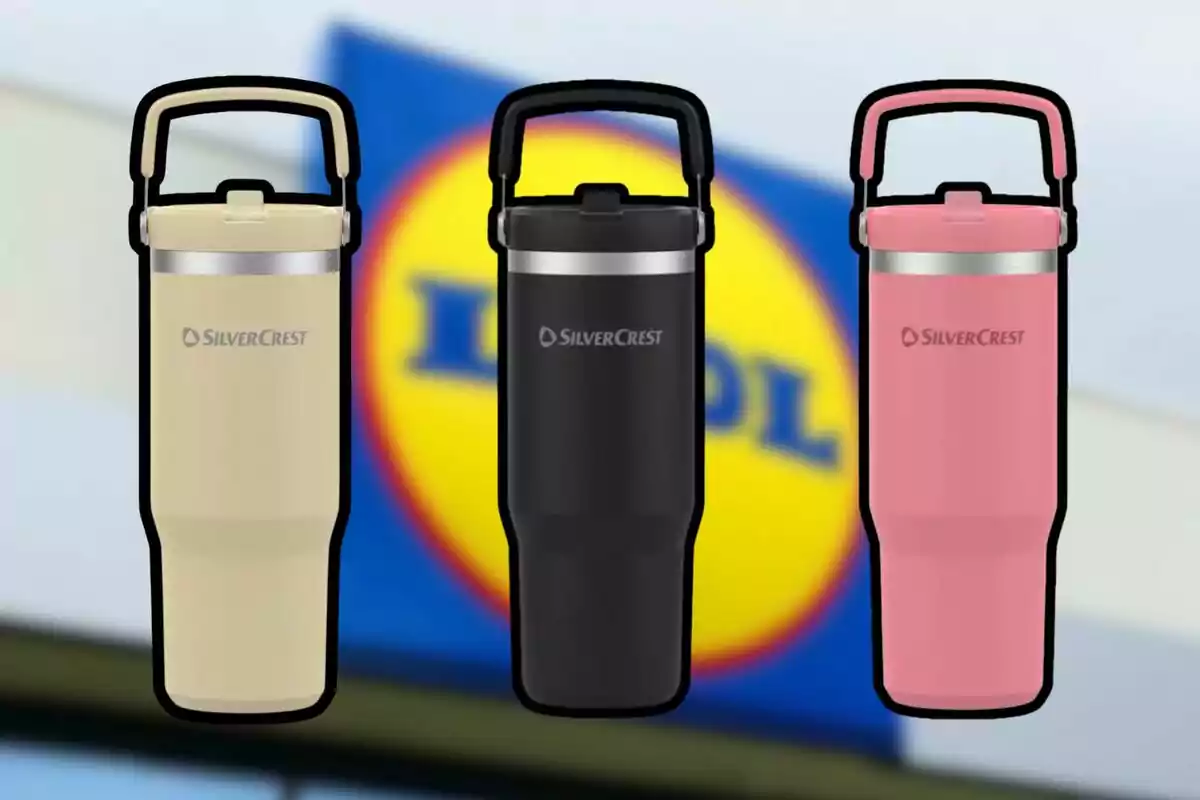 Tres termos SilverCrest de color beix, negre i rosa amb tapa i nansa, davant d’un cartell borros de la botiga Lidl. Tres termos SilverCrest de color beix, negre i rosa amb tapa i nansa, davant d’un cartell borros de la botiga Lidl.