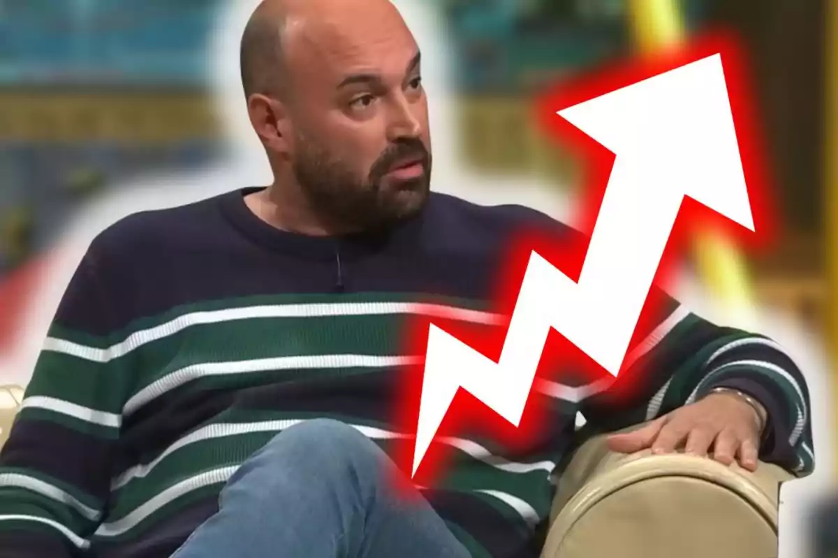 Home assegut en un sofà amb un gràfic de fletxa ascendent ressaltat davant seu