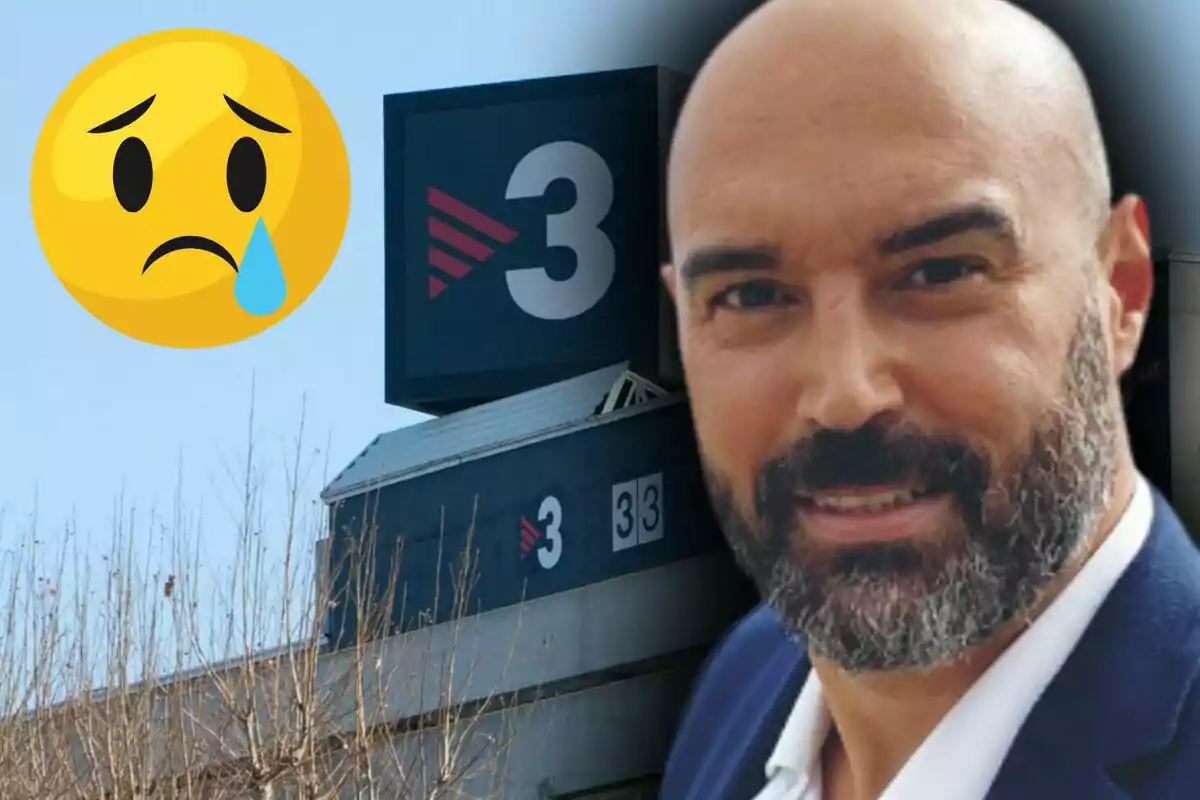 Un home calb amb barba somriu en primer pla al costat d’un edifici amb el logotip de TV3 i un emoji de cara trista amb una llàgrima.