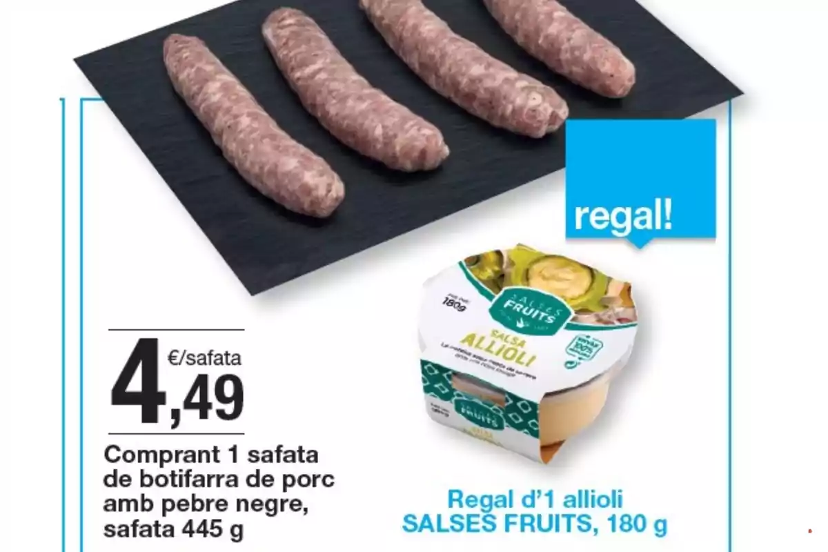 Quatre salsitxes de botifarra de porc amb pebre negre sobre una safata negra al costat d’un envàs de salsa allioli de la marca Salses Fruits i un cartell blau que indica regal Quatre salsitxes de botifarra de porc amb pebre negre sobre una safata negra al costat d’un envàs de salsa allioli de la marca Salses Fruits i un cartell blau que indica regal