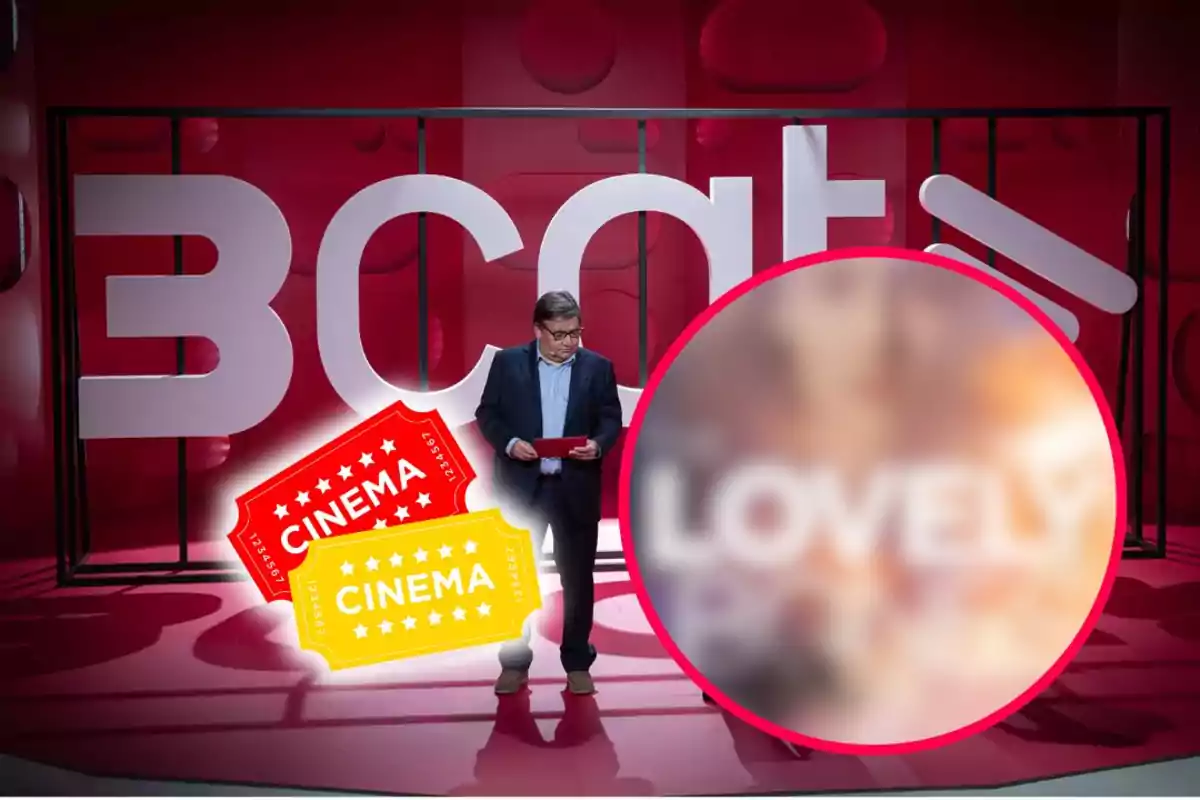 Hombre de pie en un set de televisión rojo con letras grandes al fondo, dos boletos de cine y un círculo borroso con la palabra LOVELY