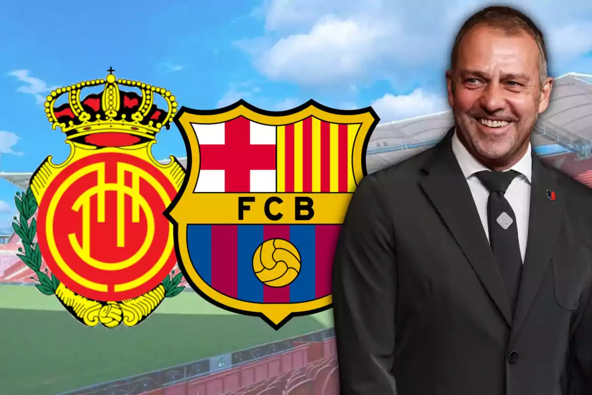 Hansi Flick i els escuts del Mallorca i del Barça