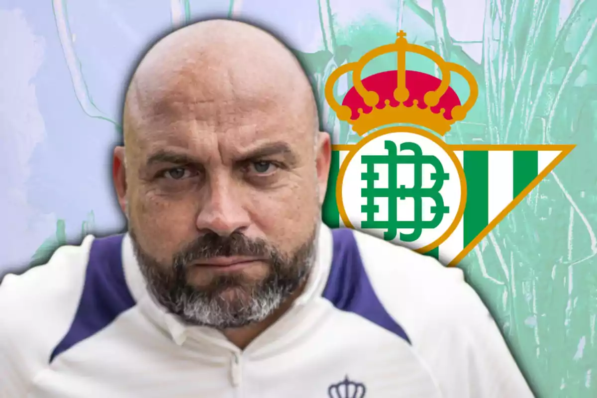 Manolo González y el escudo del Real Betis