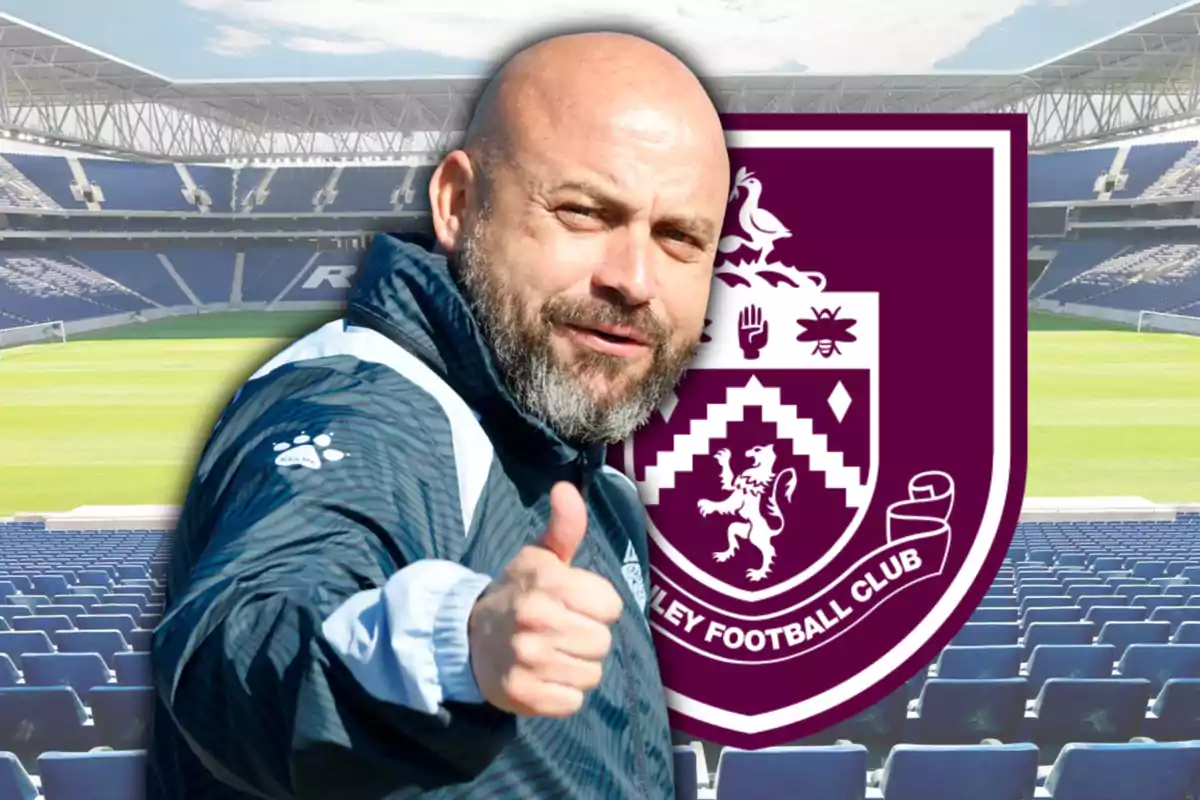 Manolo González y el escudo del Burnley