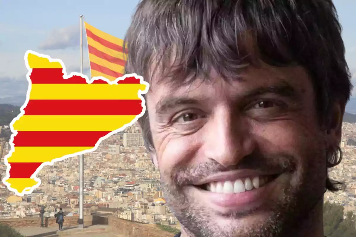 Hombre sonriente en primer plano con la ciudad de Barcelona de fondo, una bandera catalana ondeando y la silueta de Cataluña con los colores de la senyera