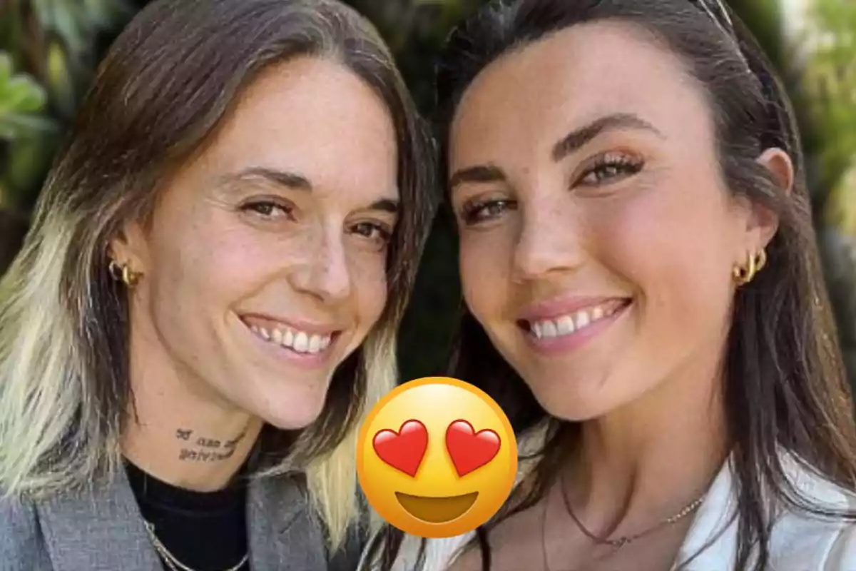 Dues dones somriuen juntes a l’aire lliure amb un emoji de cara enamorada al centre de la imatge.