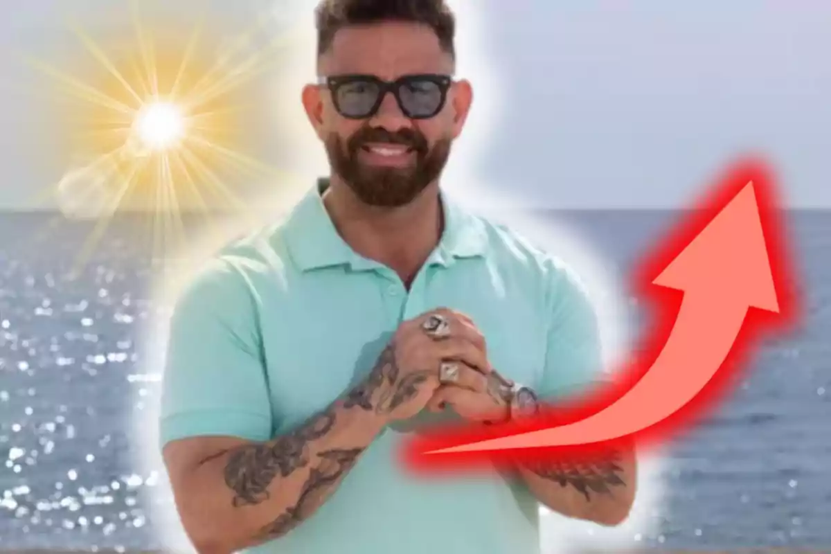 Hombre con barba y gafas de sol posando frente al mar con un sol brillante al fondo y una flecha roja apuntando hacia arriba