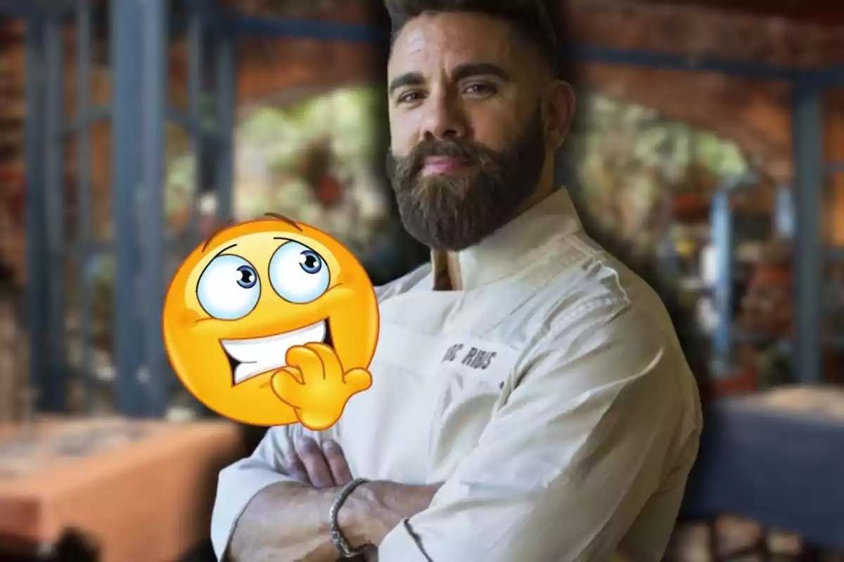 Home amb barba i bata de xef dret amb els braços creuats i un emoji pensatiu al davant