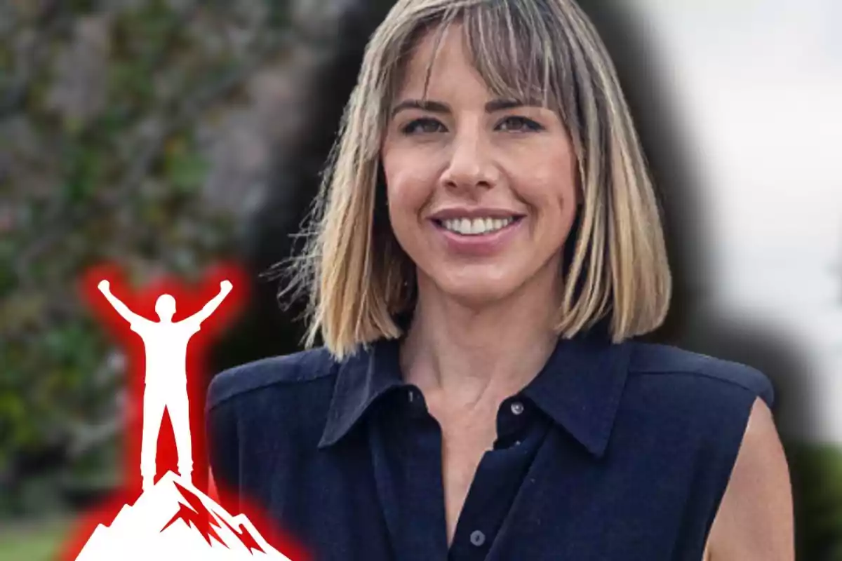 Mujer de cabello rubio y corto sonriendo con un fondo desenfocado y una silueta blanca de una persona levantando los brazos sobre una montaña en la esquina inferior izquierda