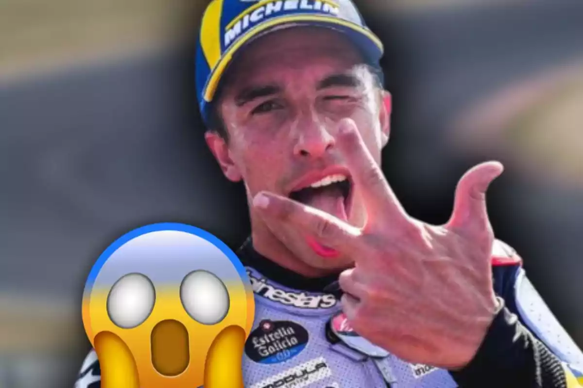 Pilot de motociclisme fent un gest divertit amb la mà i la llengua, portant gorra i uniforme, amb un emoji de sorpresa en primer pla