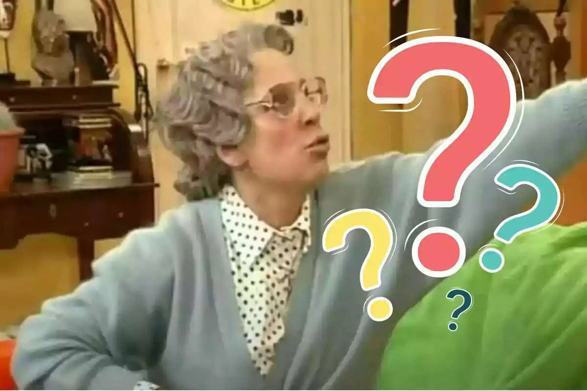 Persona mayor con gafas y suéter azul claro haciendo un gesto de confusión mientras aparecen varios signos de interrogación de colores sobre la imagen