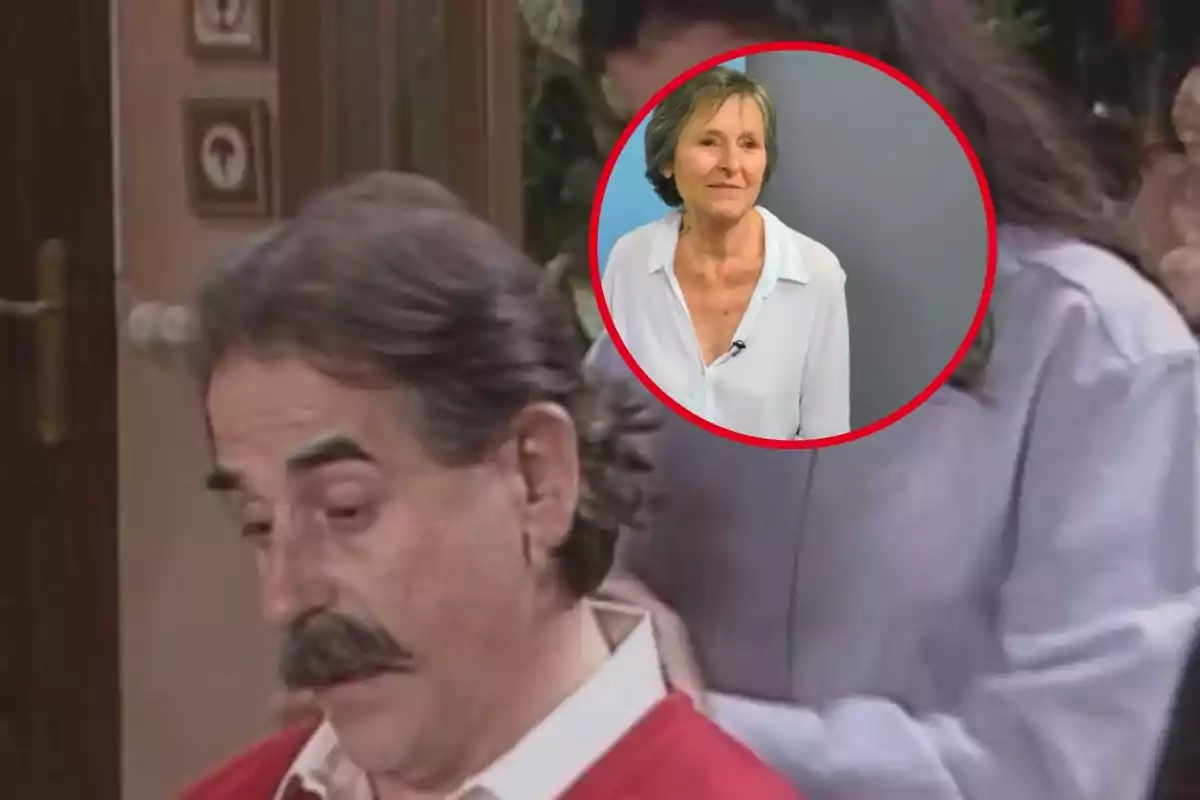 Un hombre de bigote y cabello canoso aparece pensativo mientras una mujer le corta el cabello, con un recuadro que muestra a una mujer mayor de cabello corto y canoso vestida con camisa blanca.