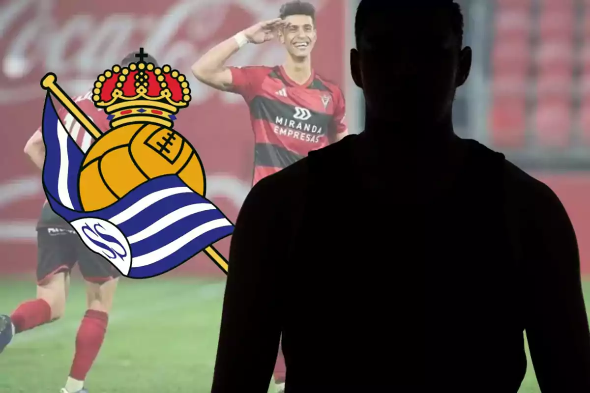 Un jugador de futbol celebrant al fons, un escut de la Reial Societat en primer pla i la silueta fosca d’una persona al centre de la imatge.