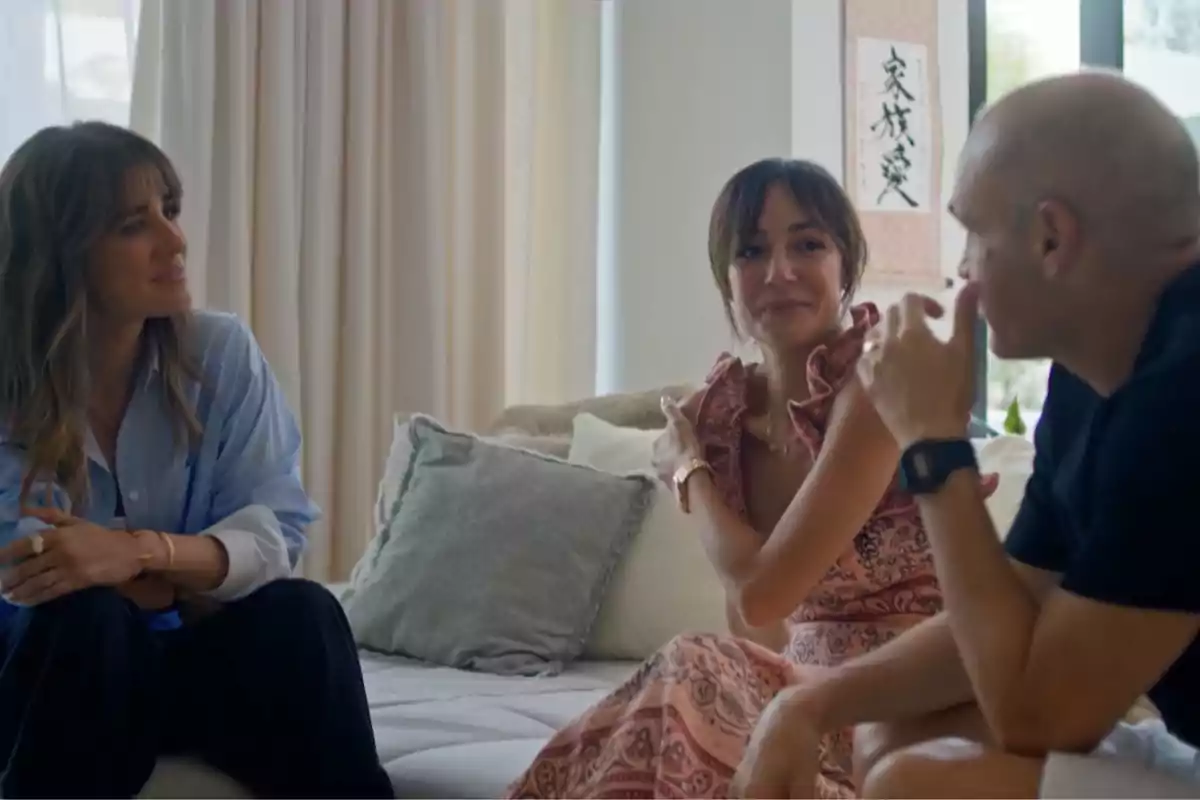 Isabel Jiménez, Anna Ortiz y Andrés Iniesta conversan sentadas en un sofá en una sala iluminada con luz natural y decoración minimalista. Captura de 'Mis raíces' Isabel Jiménez, Anna Ortiz y Andrés Iniesta conversan sentadas en un sofá en una sala iluminada con luz natural y decoración minimalista. Captura de 'Mis raíces'