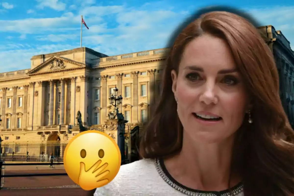 Kate Middleton apareix en primer pla davant del Palau de Buckingham amb un emoji de sorpresa tapant-se la boca a la cantonada inferior esquerra.