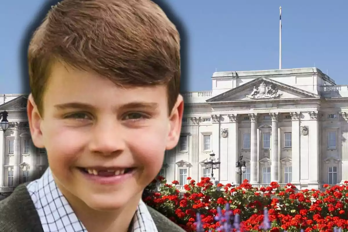 El príncep Louis somrient en primer pla amb un edifici històric i flors vermelles al fons