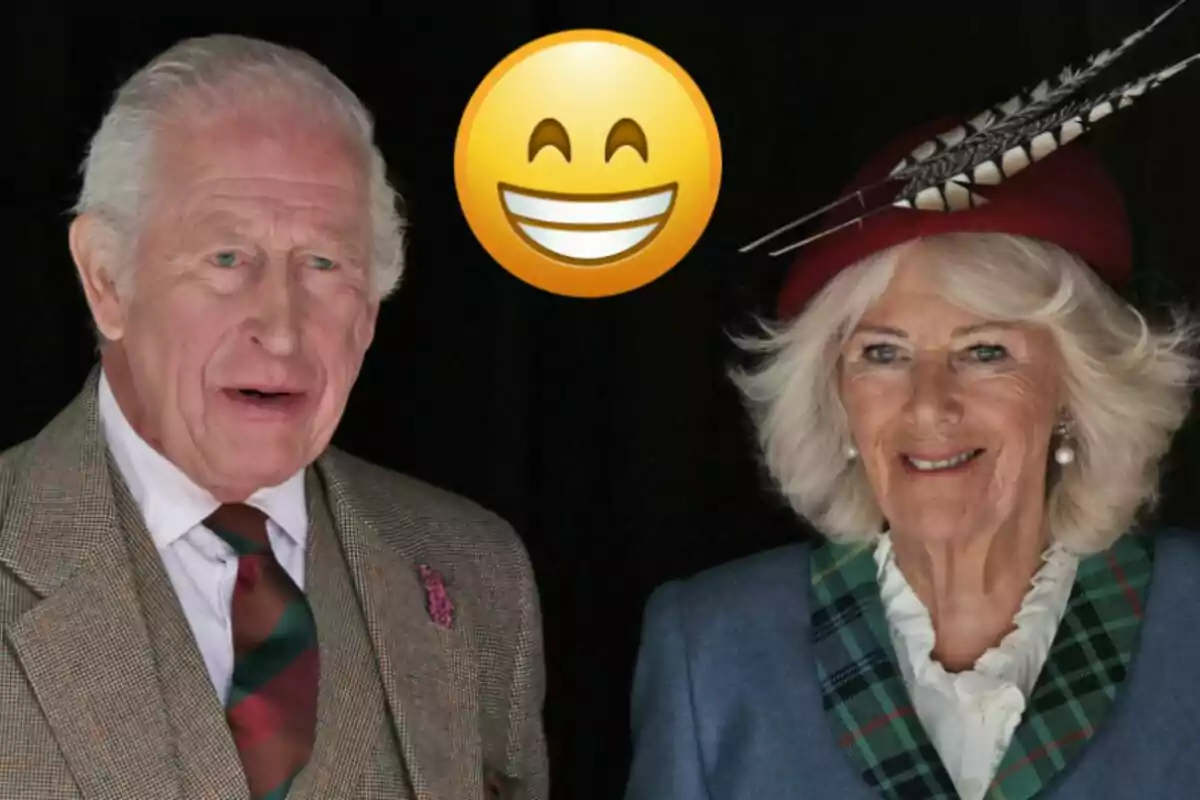 Carlos III y la reina Camila elegantemente vestidas posan juntas frente a un fondo oscuro con un emoji sonriente grande sobre sus cabezas