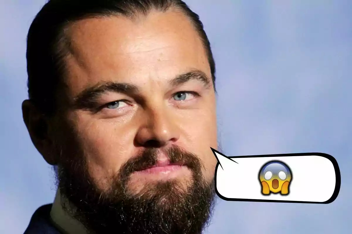 Primer pla de Leonardo Di Caprio mirant al davant amb un globus de diàleg que conté un emoji de sorpresa.