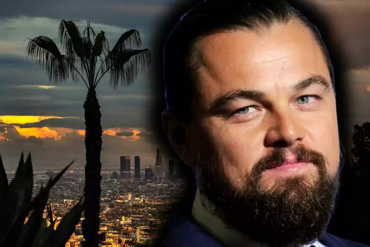 Leonardo DiCaprio apareix en primer pla al costat d’un paisatge urbà al capvespre amb una palmera i edificis al fons.