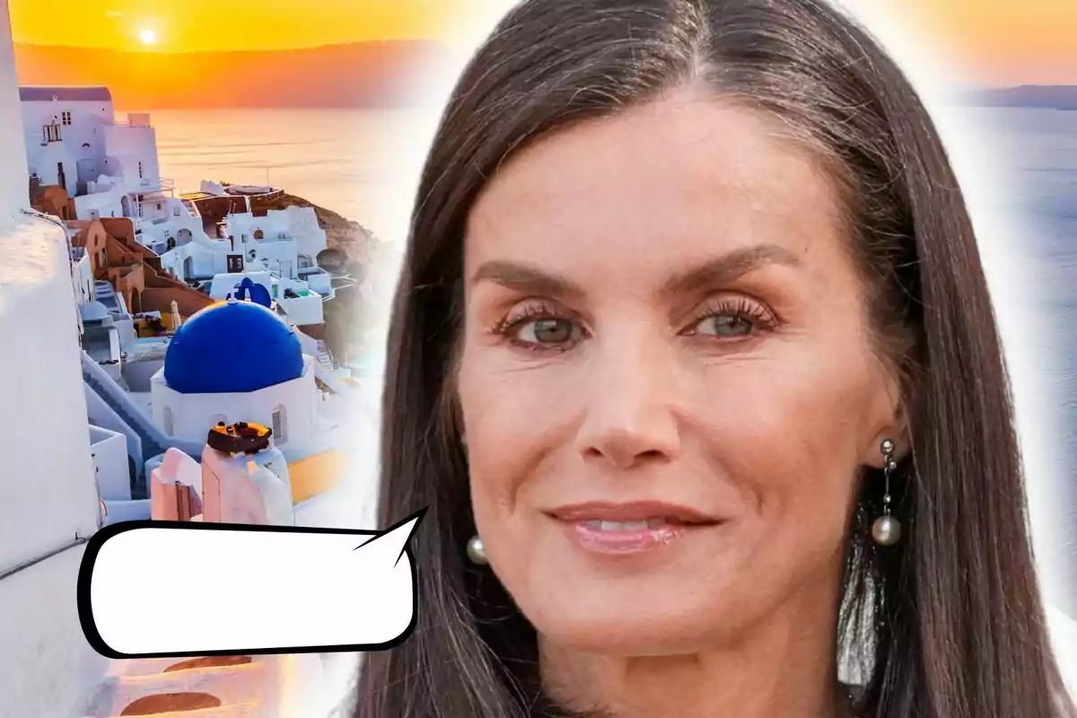 Primer pla de Letícia Ortiz amb expressió serena en primer pla i al fons un paisatge de cases blanques amb cúpules blaves al capvespre.