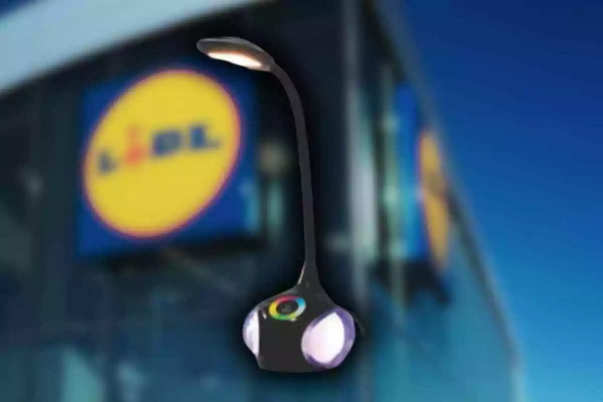 Làmpada d’escriptori moderna amb base negra i llums LED davant d’una botiga Lidl desenfocada