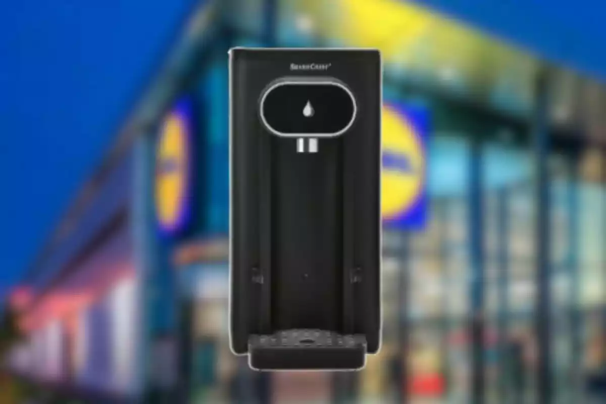 Dispensador de agua negro frente a una tienda con letrero borroso Dispensador de agua negro frente a una tienda con letrero borroso