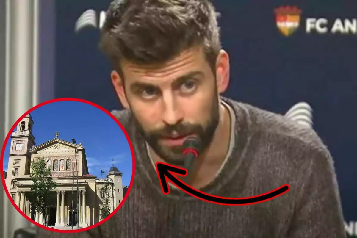 Home amb barba parlant en una roda de premsa amb un requadre que mostra la imatge d’un edifici antic i una fletxa vermella que hi assenyala.