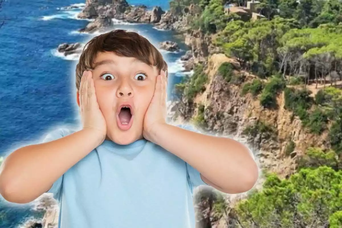 Niño con expresión de sorpresa frente a un paisaje de acantilados y mar azul