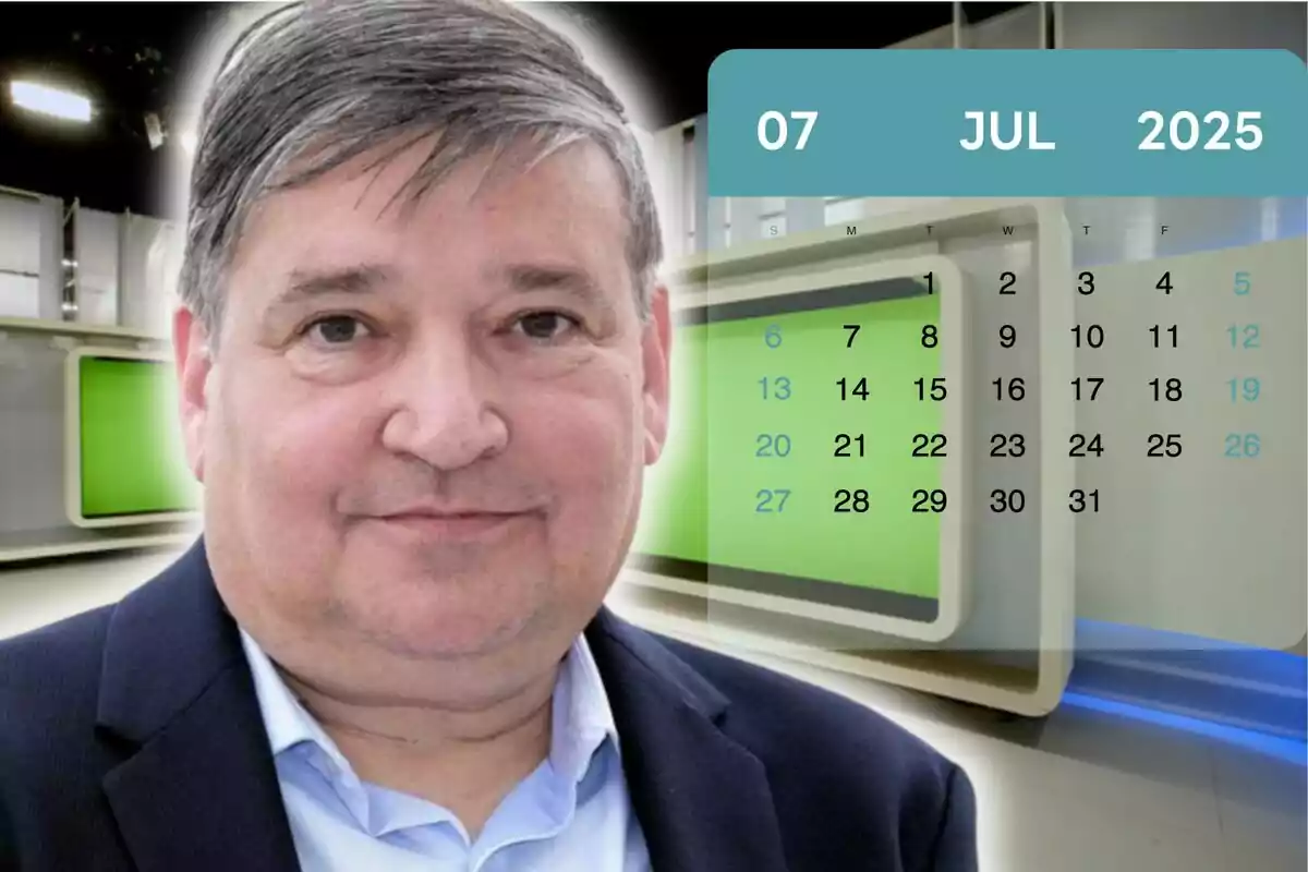 Home de cabells canosos amb americana fosca i camisa blau clar davant d’un fons d’estudi de televisió amb una pantalla verda i un calendari de juliol de 2025 superposat