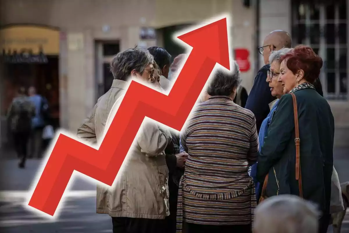 Grup de persones grans conversant al carrer amb una fletxa vermella ascendent superposada que simbolitza un augment