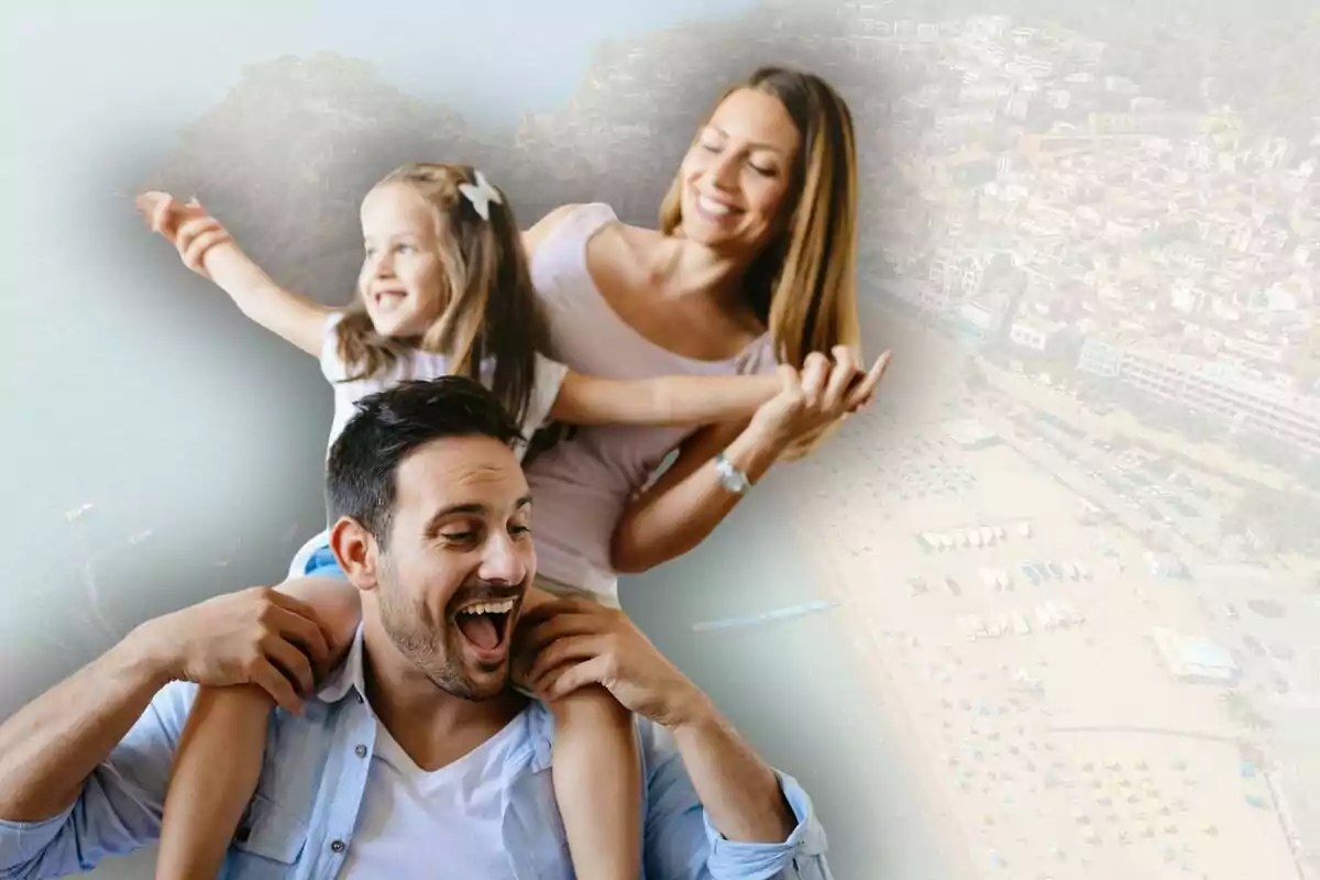 Família feliç gaudint junta amb un fons de platja i ciutat difuminat