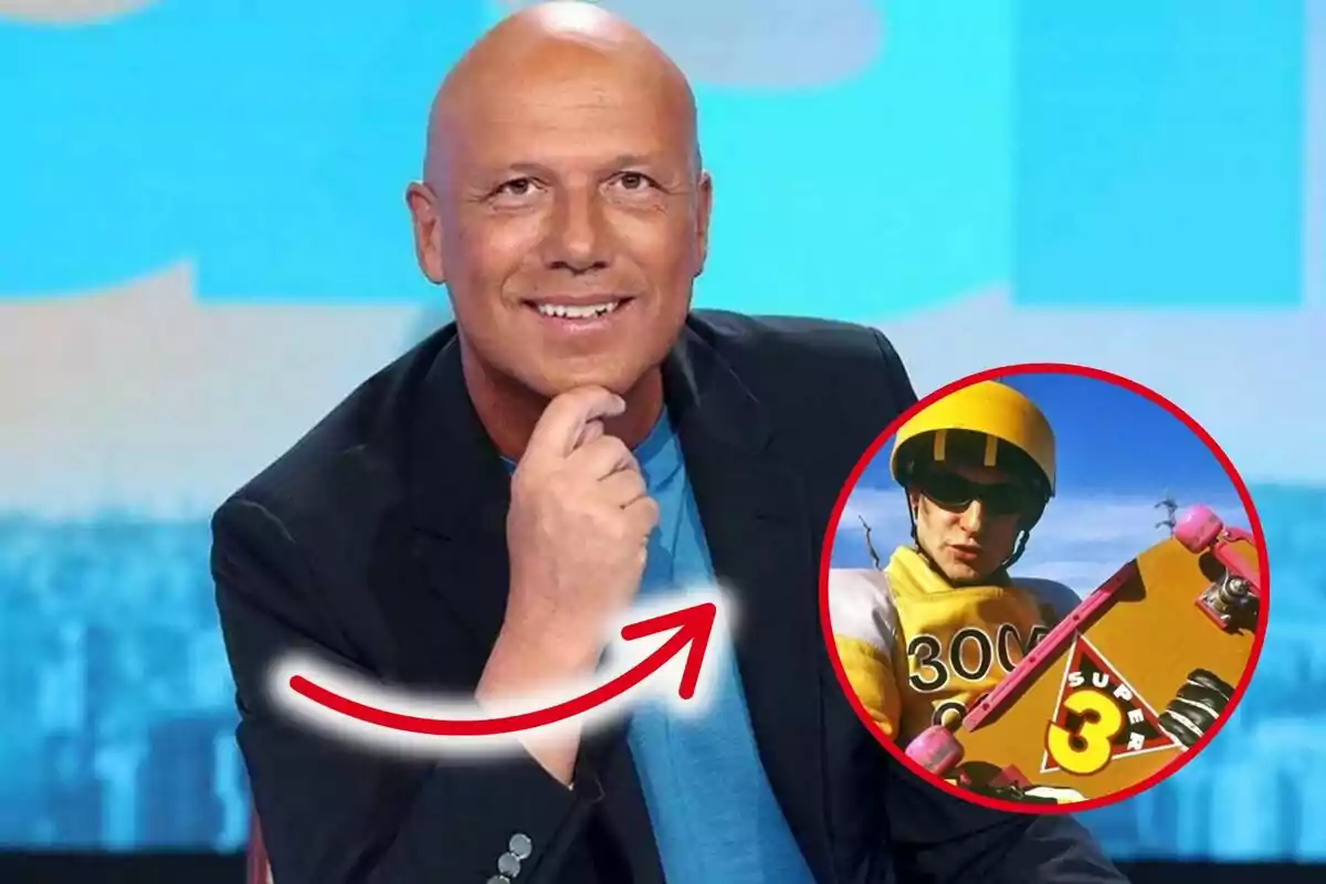 Home calb somrient amb la mà a la barbeta i un requadre mostra una persona amb casc groc i monopatí