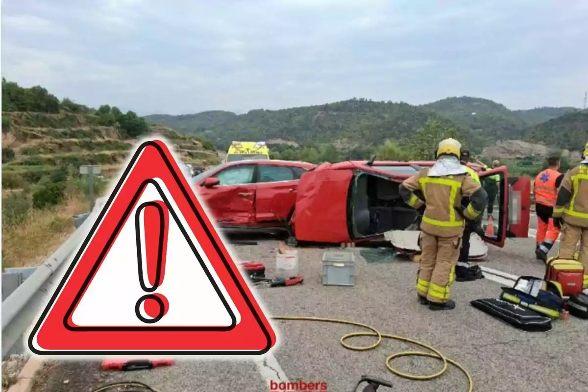 Accidente de tráfico con un coche rojo volcado en la carretera y equipos de emergencia trabajando en el lugar