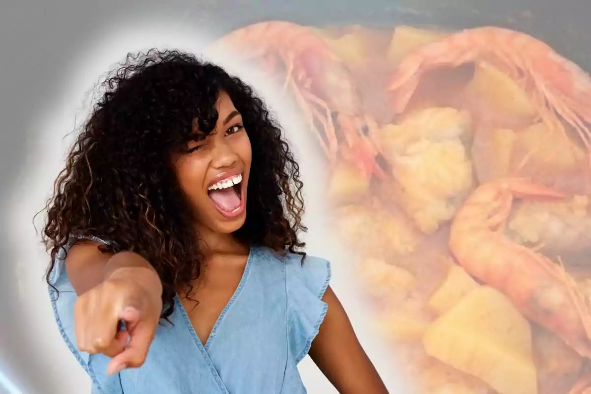 Dona jove somrient i assenyalant al davant amb un fons de plat de gambes i patates.