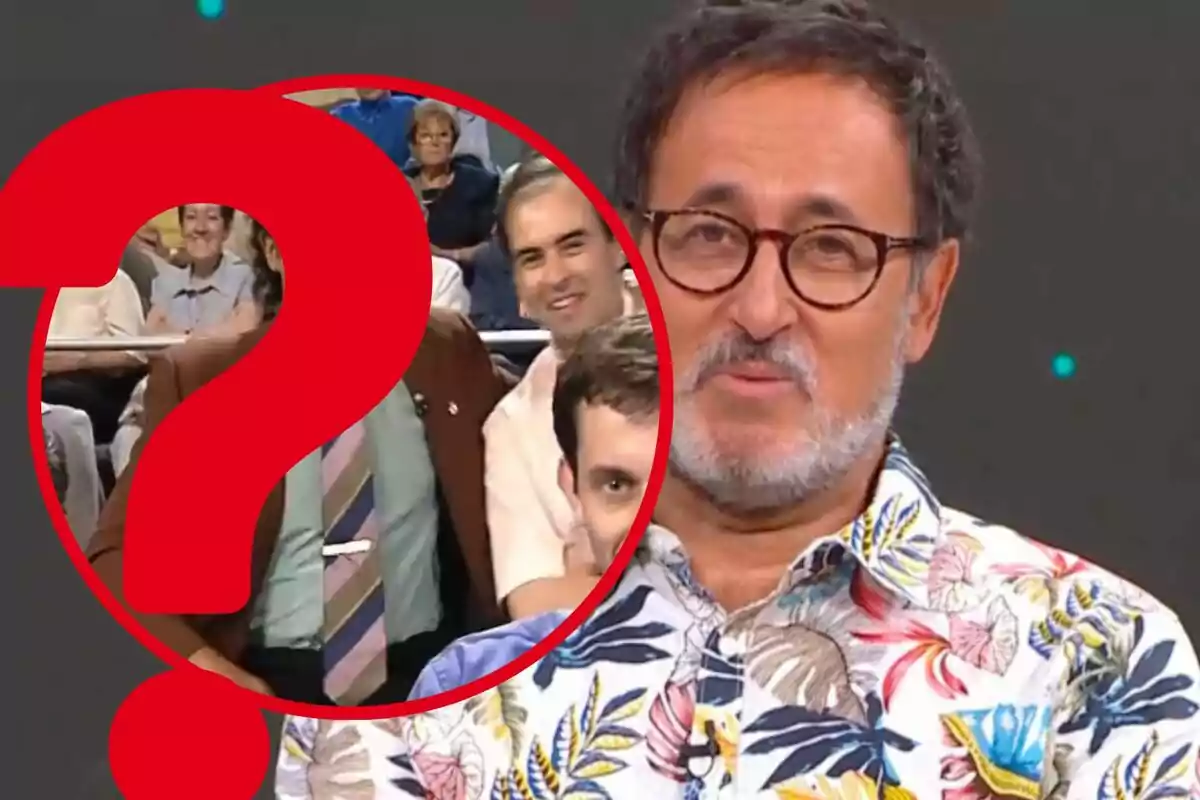 Home de cabell i barba canosa amb ulleres i camisa de colors apareix en primer pla mentre al fons es veu una audiència i un cercle vermell amb un signe d’interrogació cobreix parcialment una altra persona.
